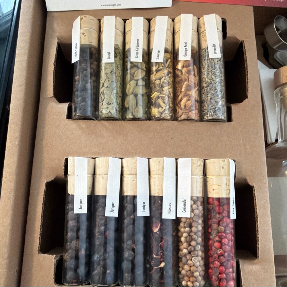 DO YOUR GIN I DIY Gin-Making
Infusion Kit | Cocktail Kit |
Bartender Gift Basket - Picture 3 of 9